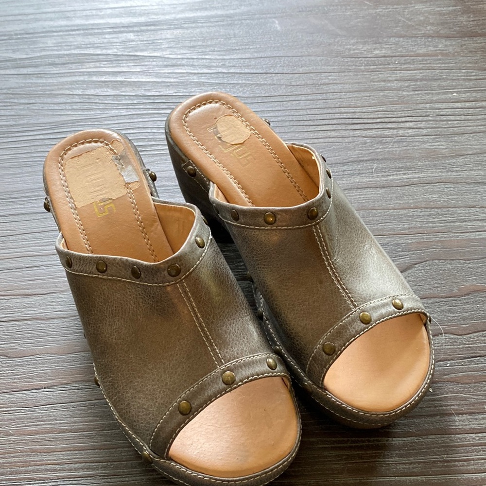 FloJo’s clogs in Bronzie gray with clunky heels. Size 7.